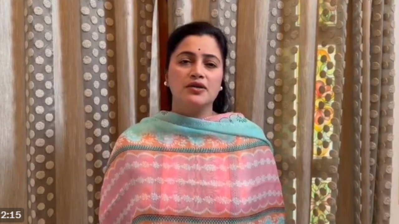 Navneet Kaur: రోజా గురించి ఇంతలా దిగజారి మాట్లాడడం ఏంటి?: నవనీత్ కౌర్ Navneet Kaur: రోజా గురించి ఇంతలా దిగజారి మాట్లాడడం ఏంటి?: నవనీత్ కౌర్