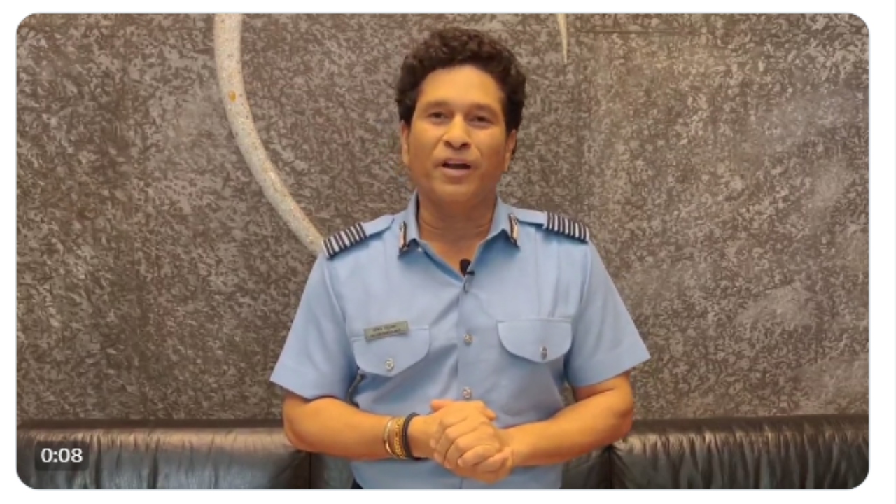 Sachin Tendulkar: ఇండియన్ ఎయిర్ ఫోర్స్ యూనిఫాం ధరించి సచిన్ సందేశం.. ఎందుకో తెలుసా? Sachin Tendulkar: ఇండియన్ ఎయిర్ ఫోర్స్ యూనిఫాం ధరించి సచిన్ సందేశం.. ఎందుకో తెలుసా?