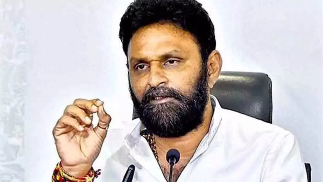 Kodali Nani : లోకేశ్ సమర్ధుడైతే ఇంట్లో మహిళలు రోడ్లమీదకు ఎందుకొస్తారు..? : కొడాలి నాని Kodali Nani : లోకేశ్ సమర్ధుడైతే ఇంట్లో మహిళలు రోడ్లమీదకు ఎందుకొస్తారు..? : కొడాలి నాని