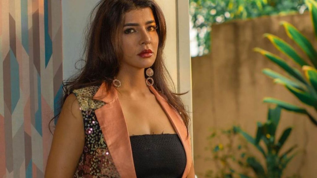 Manchu Lakshmi shifted to Mumbai Ready to Busy in Bollywood