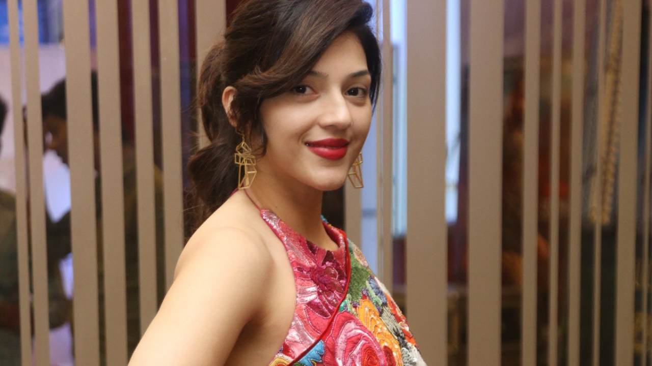 Mehreen Pirzada : వెబ్ సిరీస్లో బోల్డ్గా నటించినందుకు విమర్శలు.. సోషల్ మీడియాలో ఫైర్ అయిన మెహ్రీన్.. Mehreen Pirzada : వెబ్ సిరీస్లో బోల్డ్గా నటించినందుకు విమర్శలు.. సోషల్ మీడియాలో ఫైర్ అయిన మెహ్రీన్..