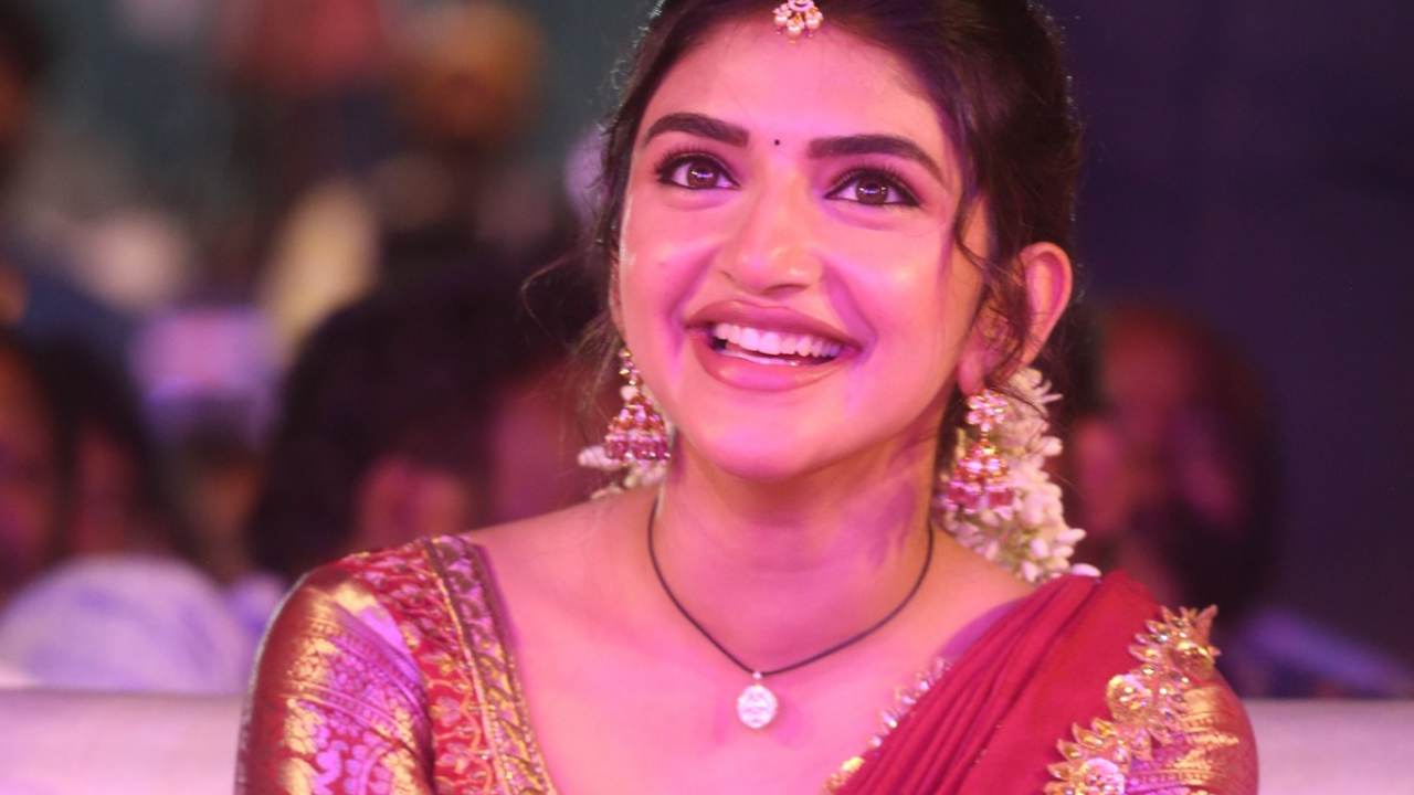 Sreeleela : ఇన్నాళ్లు డ్యాన్స్.. ఇప్పుడు యాక్షన్.. భగవంత్ కేసరిలో బాలయ్యతో కలిసి యాక్షన్ అదరగొట్టిన శ్రీలీల.. Sreeleela : ఇన్నాళ్లు డ్యాన్స్.. ఇప్పుడు యాక్షన్.. భగవంత్ కేసరిలో బాలయ్యతో కలిసి యాక్షన్ అదరగొట్టిన శ్రీలీల..