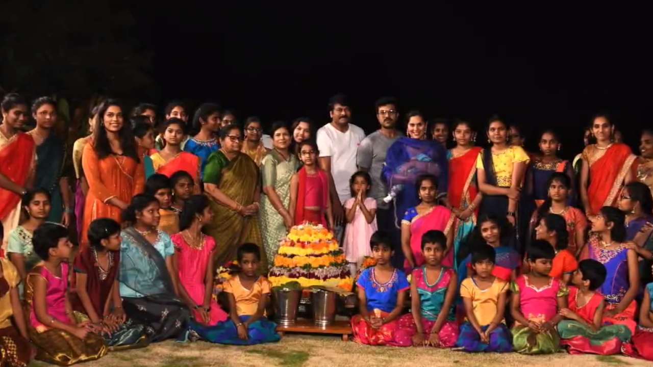 Upasana : అనాథ పిల్లలు, మహిళలతో ఉపాసన బతుకమ్మ వేడుకలు.. క్లీంకారతో కలిసి.. మెగాఫ్యామిలిలో పండగ సందడి.. Upasana : అనాథ పిల్లలు, మహిళలతో ఉపాసన బతుకమ్మ వేడుకలు.. క్లీంకారతో కలిసి.. మెగాఫ్యామిలిలో పండగ సందడి..