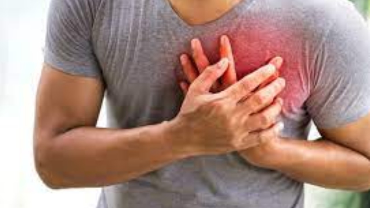 Heart Attack : గుజరాత్ లో నవరాత్రి వేడుకల్లో విషాదం.. గర్భా ఆడుతూ గుండెపోటుతో యువకుడు మృతి Heart Attack : గుజరాత్ లో నవరాత్రి వేడుకల్లో విషాదం.. గర్భా ఆడుతూ గుండెపోటుతో యువకుడు మృతి