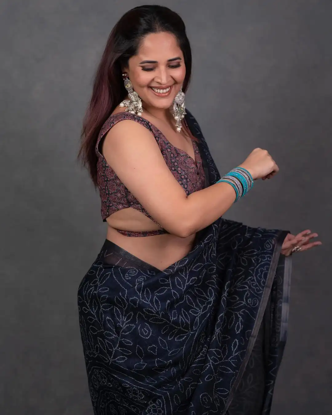 Anasuya Bharadwaj Stunning Looks in Saree