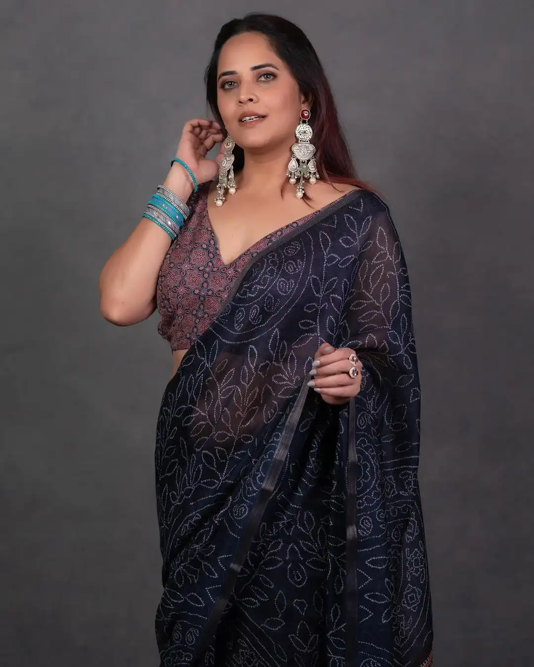 Anasuya Bharadwaj Stunning Looks in Saree