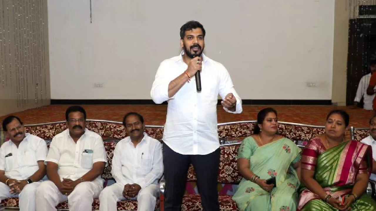 Anil Kumar Yadav : మళ్లీ వైసీపీ అధికారంలోకి రాకపోతే 70ఏళ్లు వెనక్కి వెళతారు- అనిల్ కుమార్ యాదవ్ Anil Kumar Yadav : మళ్లీ వైసీపీ అధికారంలోకి రాకపోతే 70ఏళ్లు వెనక్కి వెళతారు- అనిల్ కుమార్ యాదవ్