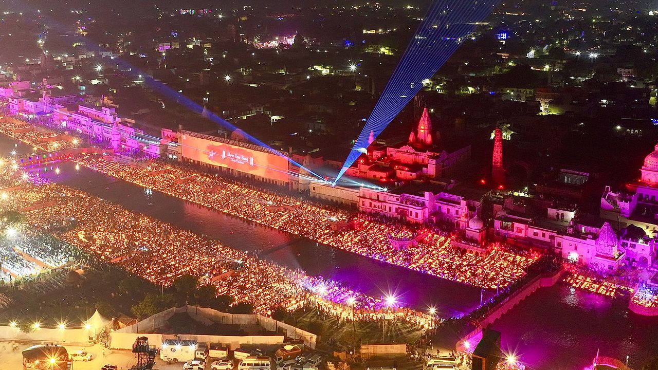 Ayodhya Deepotsav : గతేడాది రికార్డ్ బ్రేక్.. అయోధ్యలో ‘దీపోత్సవ్’ ఫొటోలను ట్విటర్ లో షేర్ చేసిన ప్రధాని మోదీ.. ఏమన్నారంటే? Ayodhya Deepotsav : గతేడాది రికార్డ్ బ్రేక్.. అయోధ్యలో ‘దీపోత్సవ్’ ఫొటోలను ట్విటర్ లో షేర్ చేసిన ప్రధాని మోదీ.. ఏమన్నారంటే?