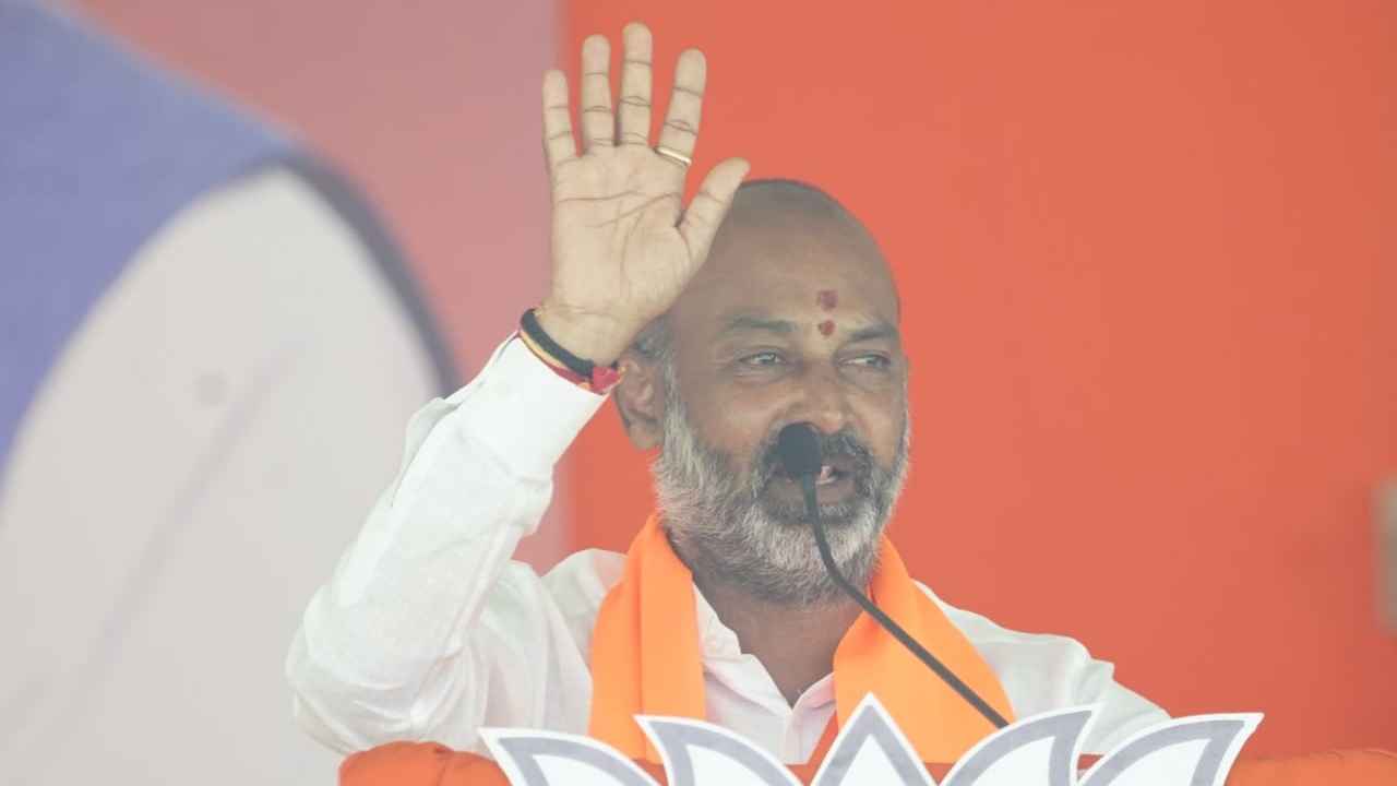 Bandi Sanjay : ఓటుకి 10వేలు ఇస్తున్నారు- బండి సంజయ్ సంచలన వ్యాఖ్యలు Bandi Sanjay : ఓటుకి 10వేలు ఇస్తున్నారు- బండి సంజయ్ సంచలన వ్యాఖ్యలు