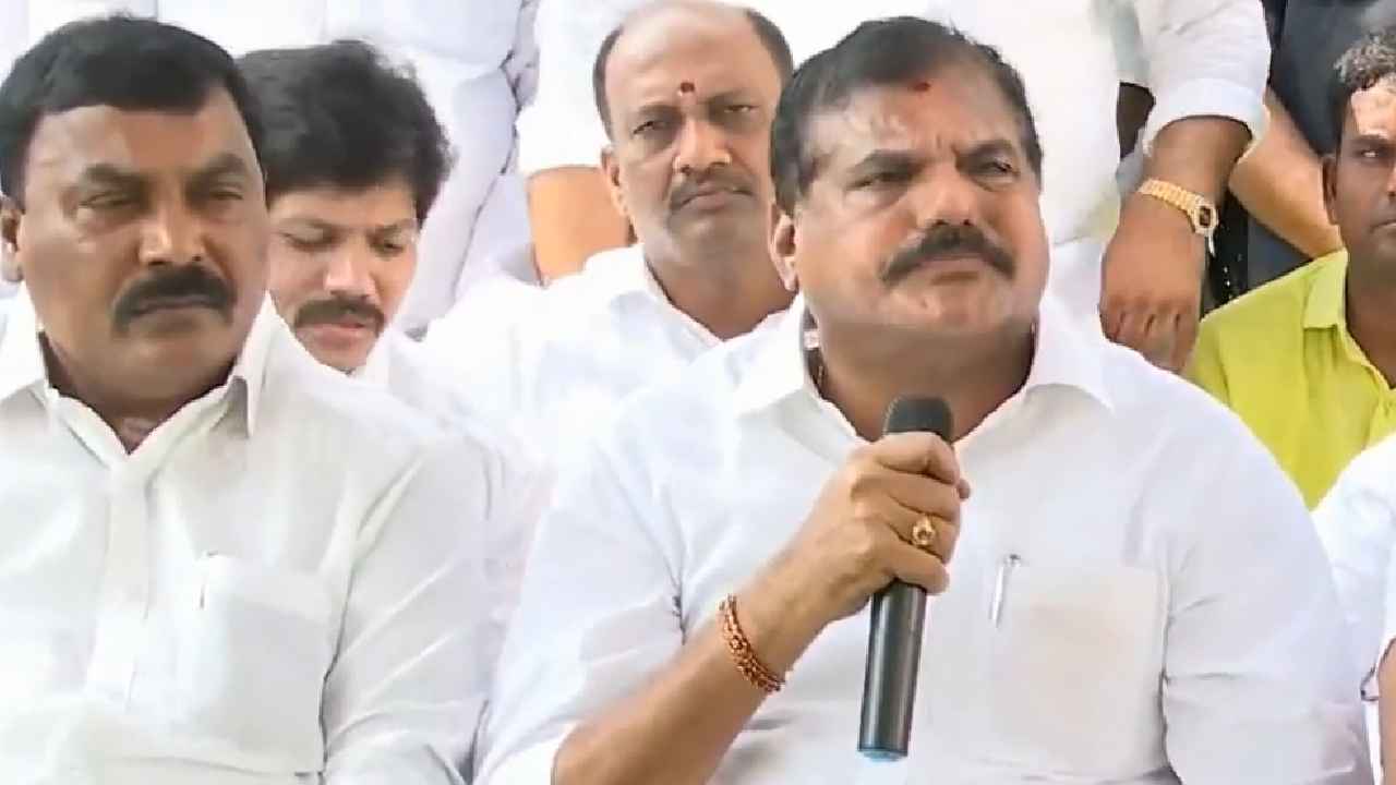 Botcha Satyanarayana : ప్రభుత్వంపై పెద్ద కుట్ర జరుగుతోంది, జగన్ను దూరం చేయాలని చూస్తున్నారు- మంత్రి బొత్స సంచలన వ్యాఖ్యలు Botcha Satyanarayana : ప్రభుత్వంపై పెద్ద కుట్ర జరుగుతోంది, జగన్ను దూరం చేయాలని చూస్తున్నారు- మంత్రి బొత్స సంచలన వ్యాఖ్యలు