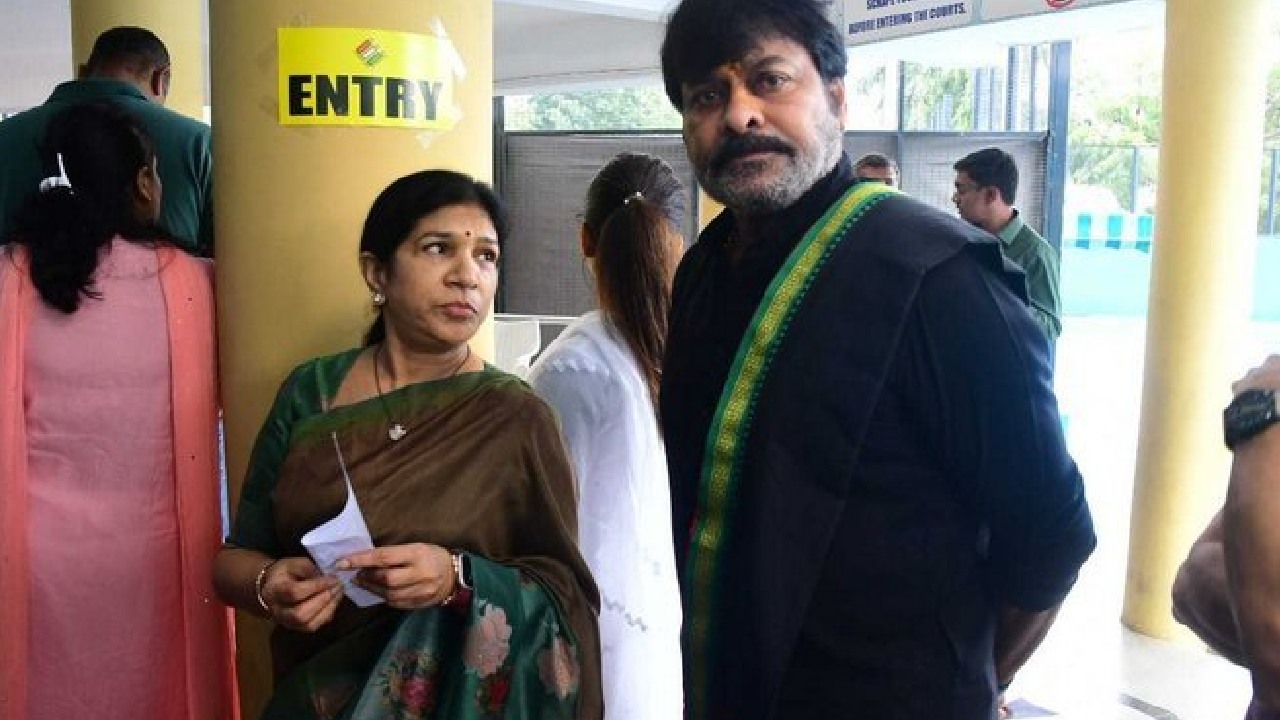 Chiranjeevi : పోలింగ్ బూత్ వద్ద కూడా చిరంజీవి.. కామెడీ టైమింగ్ మామూలుగా లేదుగా.. Chiranjeevi : పోలింగ్ బూత్ వద్ద కూడా చిరంజీవి.. కామెడీ టైమింగ్ మామూలుగా లేదుగా..