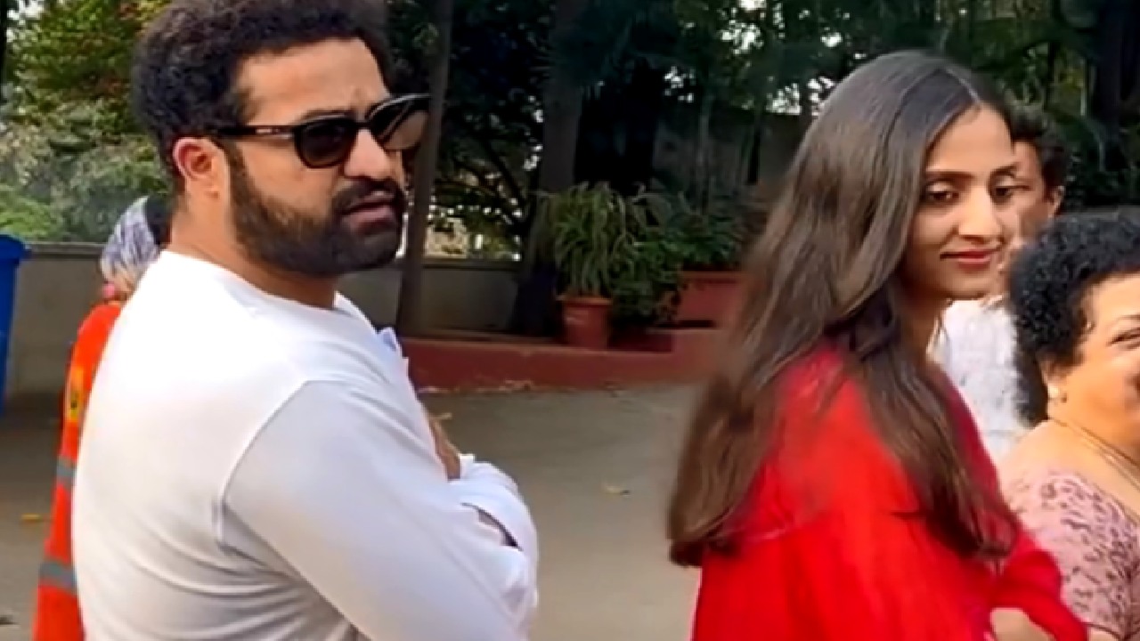 NTR : ‘మీరు ఓటు వేయరా..?’ అంటూ ఎన్టీఆర్ ప్రశ్న.. వెయ్యమంటూ బదులిచ్చిన వ్యక్తి.. వీడియో వైరల్.. NTR : ‘మీరు ఓటు వేయరా..?’ అంటూ ఎన్టీఆర్ ప్రశ్న.. వెయ్యమంటూ బదులిచ్చిన వ్యక్తి.. వీడియో వైరల్..