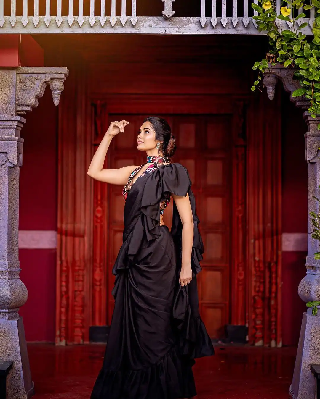 Divi Vadthya Stunning Looks in Black Saree