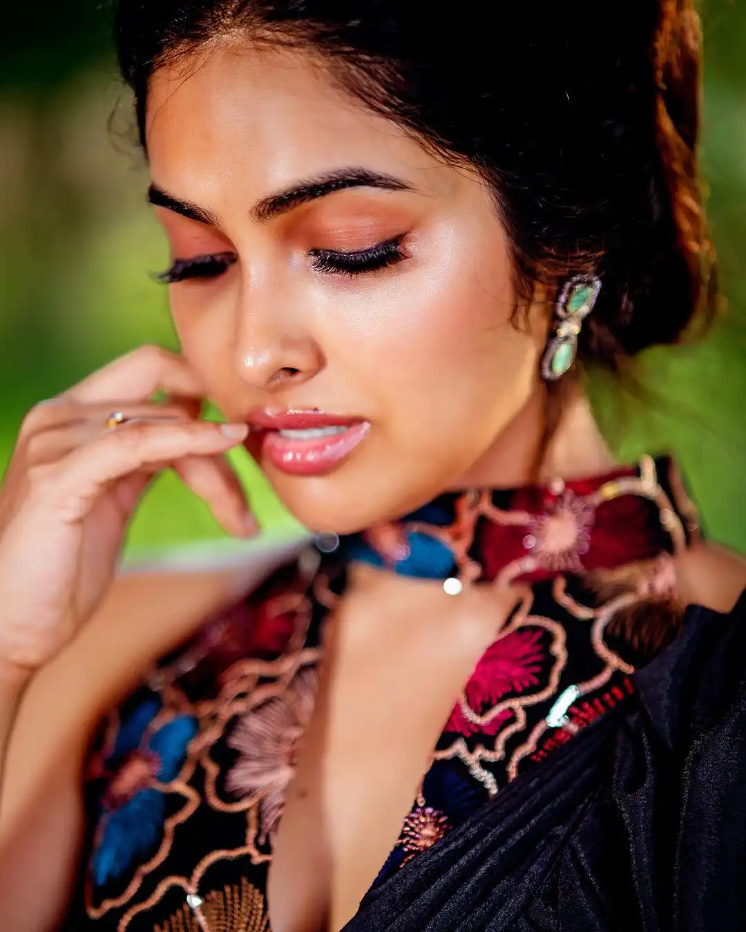 Divi Vadthya Stunning Looks in Black Saree