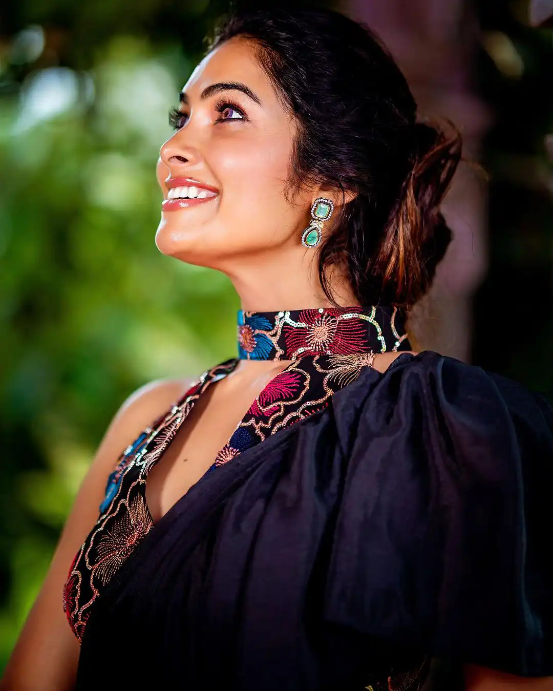 Divi Vadthya Stunning Looks in Black Saree