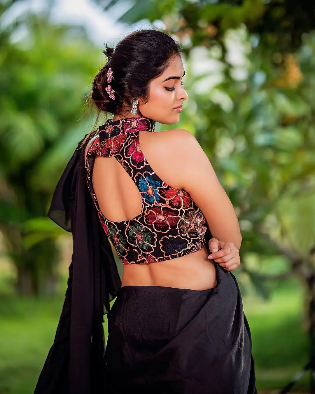 Divi Vadthya Stunning Looks in Black Saree