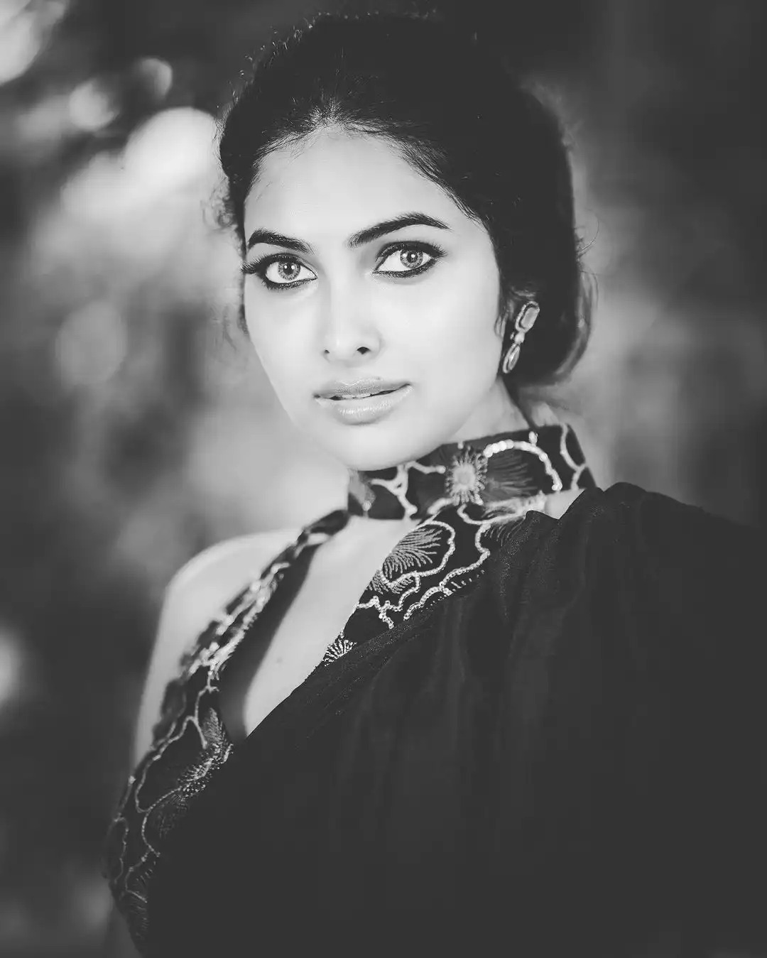 Divi Vadthya Stunning Looks in Black Saree