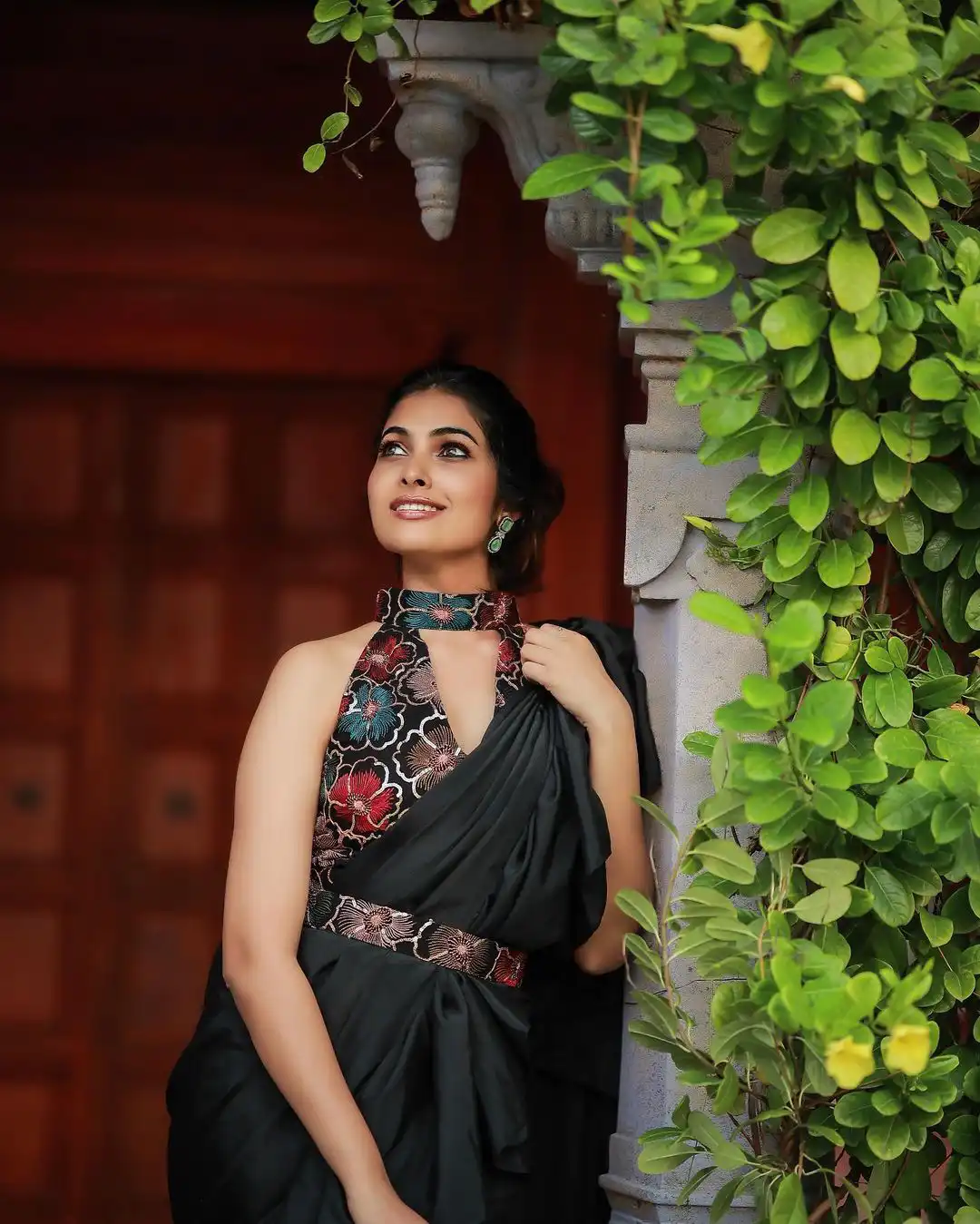Divi Vadthya Stunning Looks in Black Saree