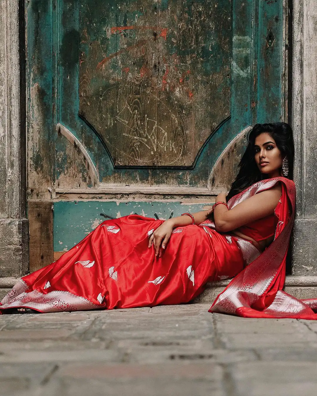 Divi Vadthya Shines in Silk Saree Photo Shoot at Italy