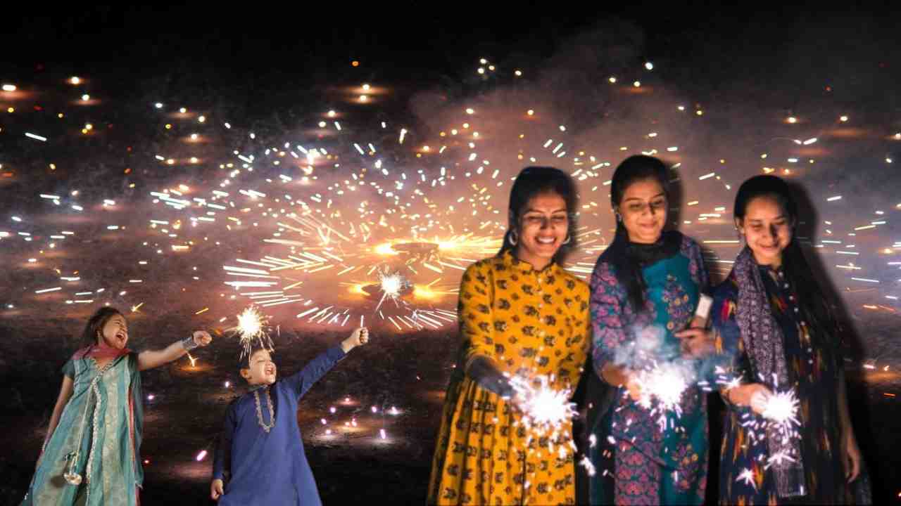 Happy Diwali 2023: : దీపావళి బాణసంచా కాల్చే సమయంలో ఈ జాగ్రత్తలు పాటిస్తే ప్రమాదాల నుండి తప్పించుకోవచ్చు ! Happy Diwali 2023: : దీపావళి బాణసంచా కాల్చే సమయంలో ఈ జాగ్రత్తలు పాటిస్తే ప్రమాదాల నుండి తప్పించుకోవచ్చు !