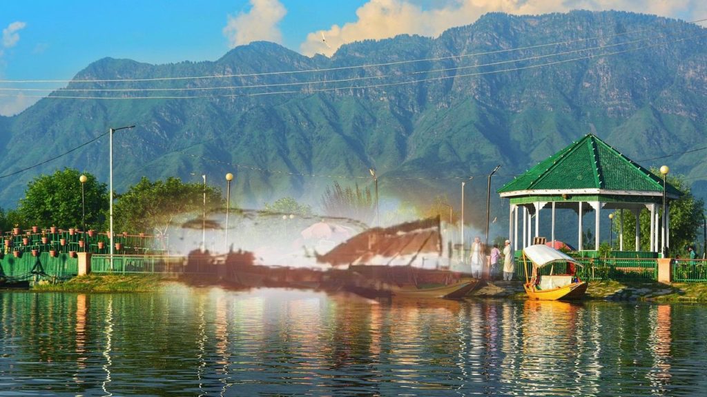 Fire breaks out at Dal Lake