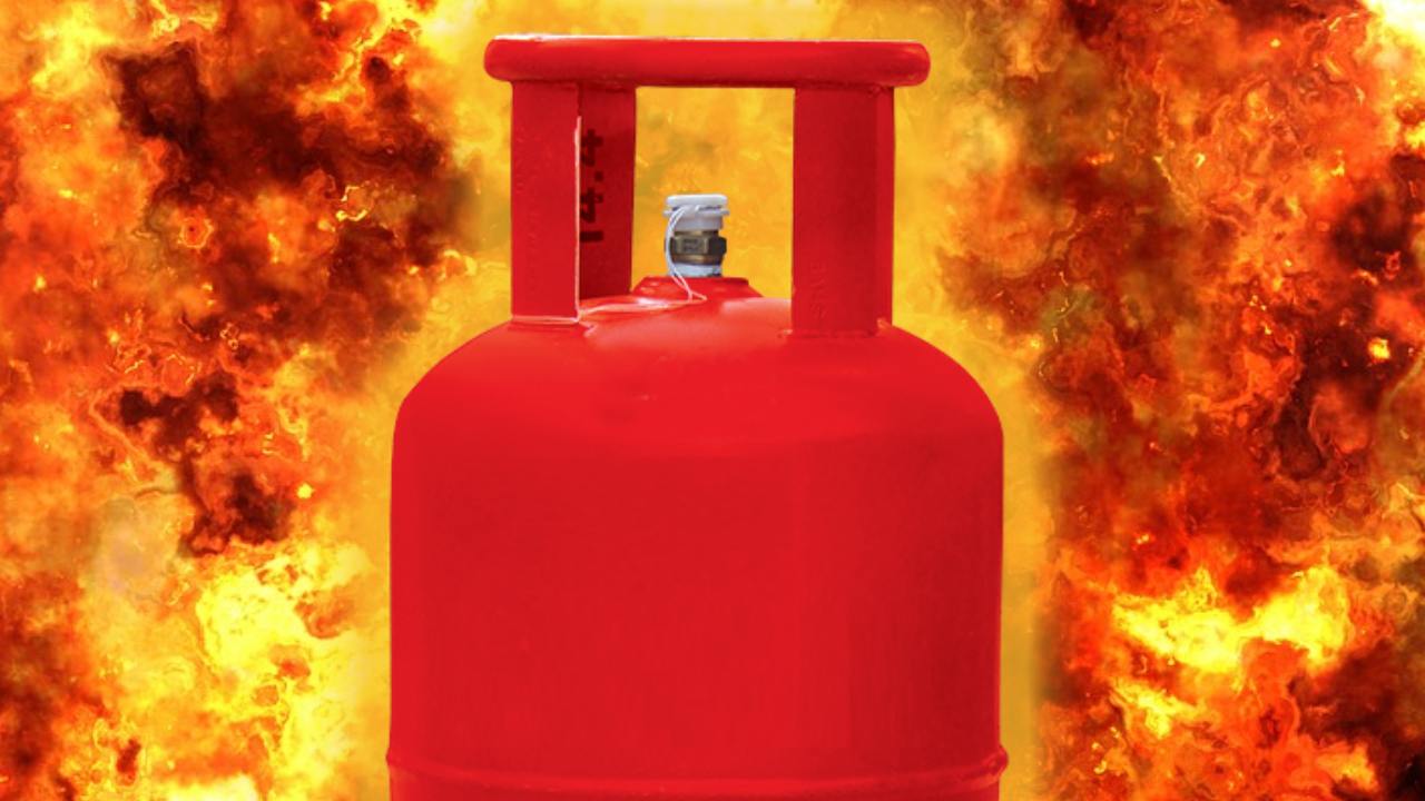 Gas Cylinder Leak : విశాఖ జిల్లాలో గ్యాస్ సిలిండర్ లీక్.. ఒకే కుటుంబానికి చెందిన నలుగురు మృతి Gas Cylinder Leak : విశాఖ జిల్లాలో గ్యాస్ సిలిండర్ లీక్.. ఒకే కుటుంబానికి చెందిన నలుగురు మృతి