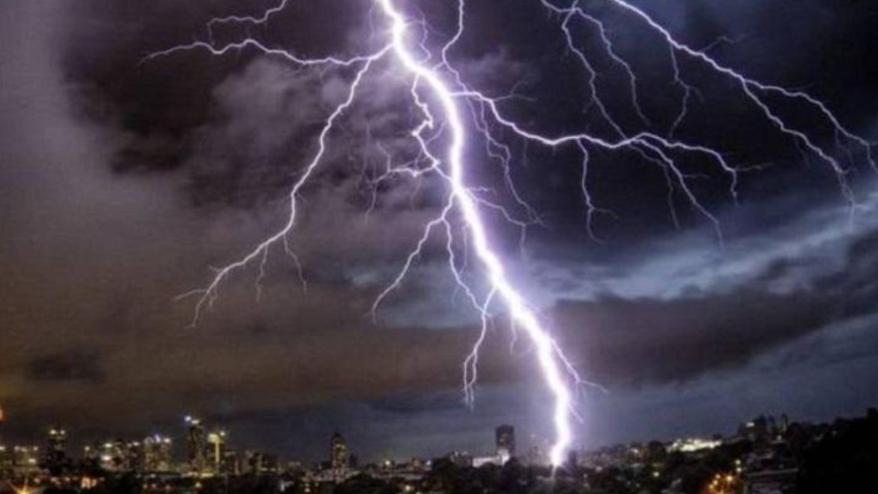 Gujarat : గుజరాత్లో పిడుగుపాటుకు 27 మంది, 71 పశువులు మృతి Gujarat : గుజరాత్లో పిడుగుపాటుకు 27 మంది, 71 పశువులు మృతి