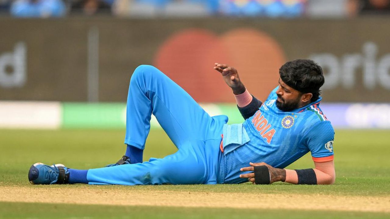 Hardik Pandya: టీమిండియాకు బిగ్ షాక్.. వన్డే వరల్డ్ కప్ నుంచి హార్దిక్ పాండ్య ఔట్.. యువ బౌలర్ ఎంట్రీ Hardik Pandya: టీమిండియాకు బిగ్ షాక్.. వన్డే వరల్డ్ కప్ నుంచి హార్దిక్ పాండ్య ఔట్.. యువ బౌలర్ ఎంట్రీ