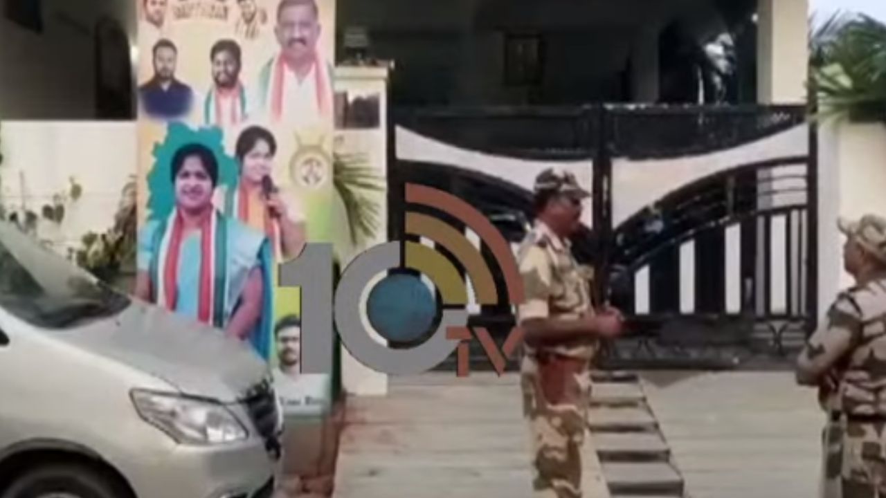 IT Raids: హైదరాబాద్ లో ఐటీ దాడులు.. 10 ప్రాంతాల్లో కొనసాగుతున్న సోదాలు IT Raids: హైదరాబాద్ లో ఐటీ దాడులు.. 10 ప్రాంతాల్లో కొనసాగుతున్న సోదాలు