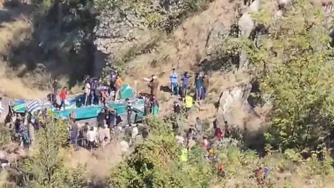 Jammu Kashmir Accident : జమ్మూ కశ్మీర్ లో ఘోర బస్సు ప్రమాదం.. లోయలో పడిన బస్సు.. 36 మంది మృతి Jammu Kashmir Accident : జమ్మూ కశ్మీర్ లో ఘోర బస్సు ప్రమాదం.. లోయలో పడిన బస్సు.. 36 మంది మృతి
