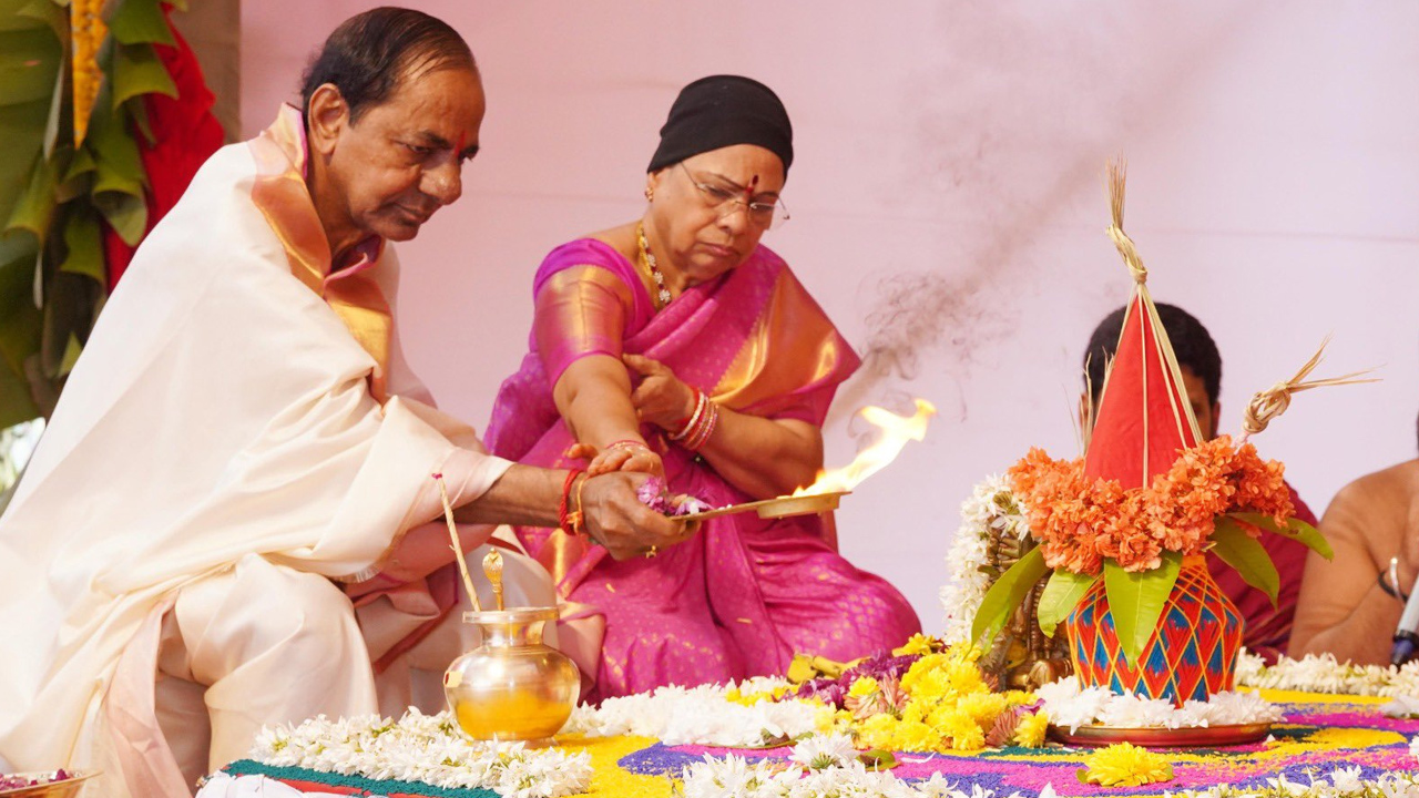 KCR: కేసీఆర్ వ్యవసాయ క్షేత్రంలో రెండోరోజు కొనసాగిన రాజశ్యామల యాగం KCR: కేసీఆర్ వ్యవసాయ క్షేత్రంలో రెండోరోజు కొనసాగిన రాజశ్యామల యాగం