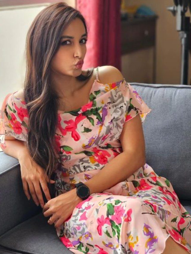 >శ్రీనిధి క్యూట్ పిక్స్..