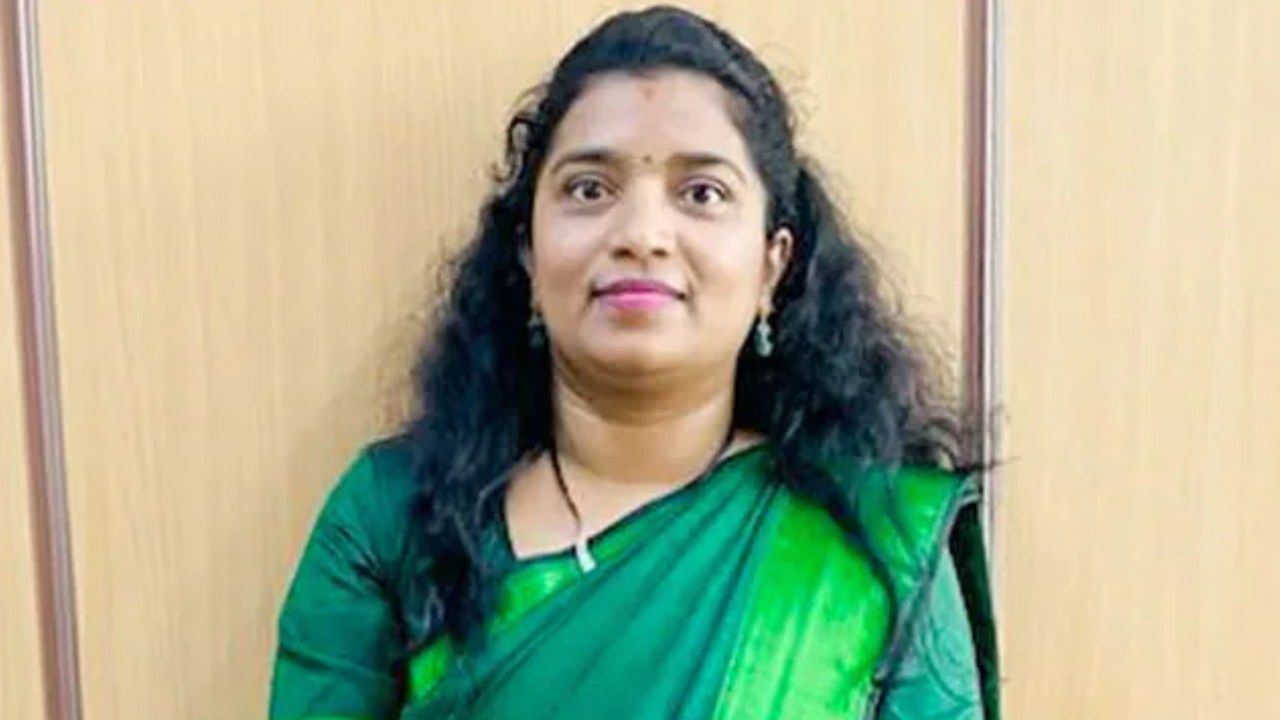 Karnataka Govt Officer kill : హత్యకు గురైన కర్ణాటక ప్రభుత్వ అధికారిణి ఇటీవలే కొన్ని ప్రదేశాలపై దాడులు చేశారు : ప్రతిమ సహోద్యోగి Karnataka Govt Officer kill : హత్యకు గురైన కర్ణాటక ప్రభుత్వ అధికారిణి ఇటీవలే కొన్ని ప్రదేశాలపై దాడులు చేశారు : ప్రతిమ సహోద్యోగి
