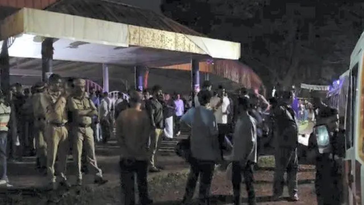Kochi Stampede : కేరళ కొచ్చిన్ యూనివర్సిటీ ఫెస్టివల్ లో తొక్కిసలాట.. నలుగురు విద్యార్థులు మృతి, 64 మందికి గాయాలు Kochi Stampede : కేరళ కొచ్చిన్ యూనివర్సిటీ ఫెస్టివల్ లో తొక్కిసలాట.. నలుగురు విద్యార్థులు మృతి, 64 మందికి గాయాలు