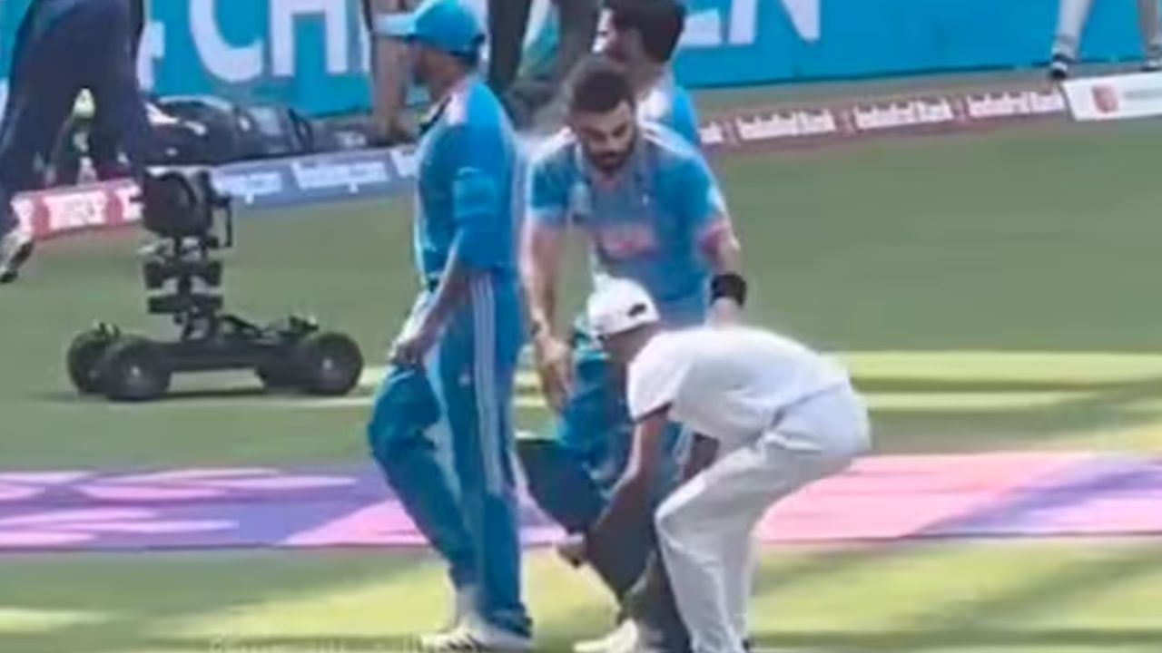 Virat Kohli : మైదానంలో కోహ్లీ పాదాలకు నమస్కరించేందుకు యువ అభిమాని యత్నం.. విరాట్ ఏం చేశాడో తెలుసా.. వీడియో వైరల్ Virat Kohli : మైదానంలో కోహ్లీ పాదాలకు నమస్కరించేందుకు యువ అభిమాని యత్నం.. విరాట్ ఏం చేశాడో తెలుసా.. వీడియో వైరల్