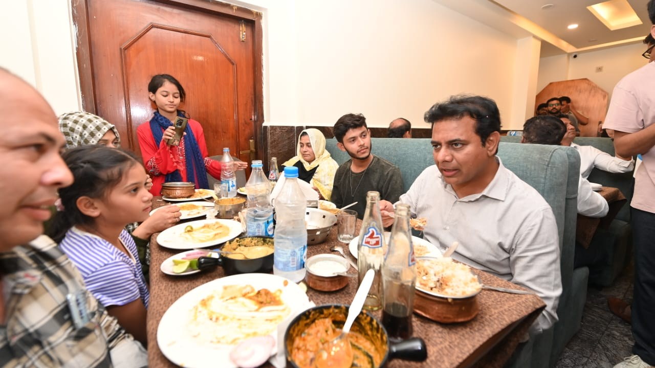 Minister KTR : వితౌట్ ప్రొటోకాల్.. సాధారణ వ్యక్తిలా పాతబస్తీలోని రెస్టారెంట్ కు వెళ్లిన మంత్రి కేటీఆర్.. ఫొటో గ్యాలరీ