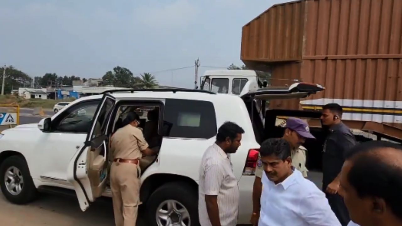 Minister KTR : మంత్రి కేటీఆర్ కాన్వాయ్ను తనిఖీ చేసిన పోలీసులు.. వీడియో వైరల్ Minister KTR : మంత్రి కేటీఆర్ కాన్వాయ్ను తనిఖీ చేసిన పోలీసులు.. వీడియో వైరల్