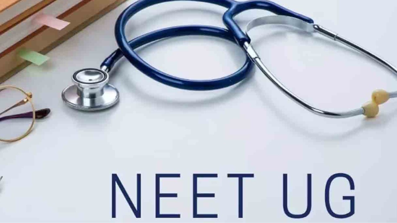 ‘పరీక్షల్లో మీకు తెలియని ప్రశ్న వస్తే రాయకుండా ఖాళీగా వదిలేయండి.. నేను రాస్తా’ అని చెప్పి రూ.10 లక్షల చొప్పున తీసుకున్న టీచర్ ‘పరీక్షల్లో మీకు తెలియని ప్రశ్న వస్తే రాయకుండా ఖాళీగా వదిలేయండి.. నేను రాస్తా’ అని చెప్పి రూ.10 లక్షల చొప్పున తీసుకున్న టీచర్