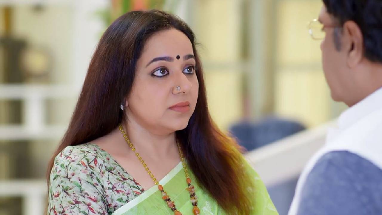 Guppedantha Manasu : అనుపమని చూసి షాకైన విశ్వనాథం.. వాళ్లిద్దరి రిలేషన్ ఏంటి? Guppedantha Manasu : అనుపమని చూసి షాకైన విశ్వనాథం.. వాళ్లిద్దరి రిలేషన్ ఏంటి?