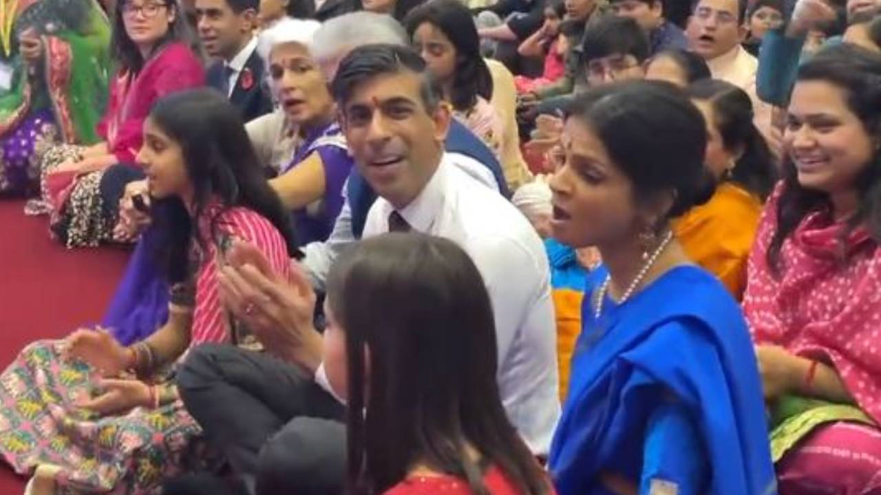 Rishi Sunak : హిందూ దేవాలయంలో యూకే ప్రధాని దీపావళి వేడుకలు.. భజనలు పాడిన రిషి సునక్ ఫ్యామిలీ Rishi Sunak : హిందూ దేవాలయంలో యూకే ప్రధాని దీపావళి వేడుకలు.. భజనలు పాడిన రిషి సునక్ ఫ్యామిలీ