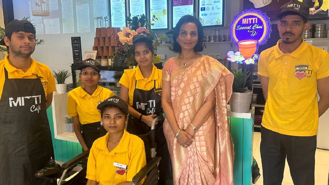 Mitti Cafe : ‘మిట్టి కేఫ్’ సందర్శించిన చీఫ్ జస్టిస్ భార్య.. అసలు ఈ కేఫ్ ప్రత్యేకత ఏంటంటే? Mitti Cafe : ‘మిట్టి కేఫ్’ సందర్శించిన చీఫ్ జస్టిస్ భార్య.. అసలు ఈ కేఫ్ ప్రత్యేకత ఏంటంటే?