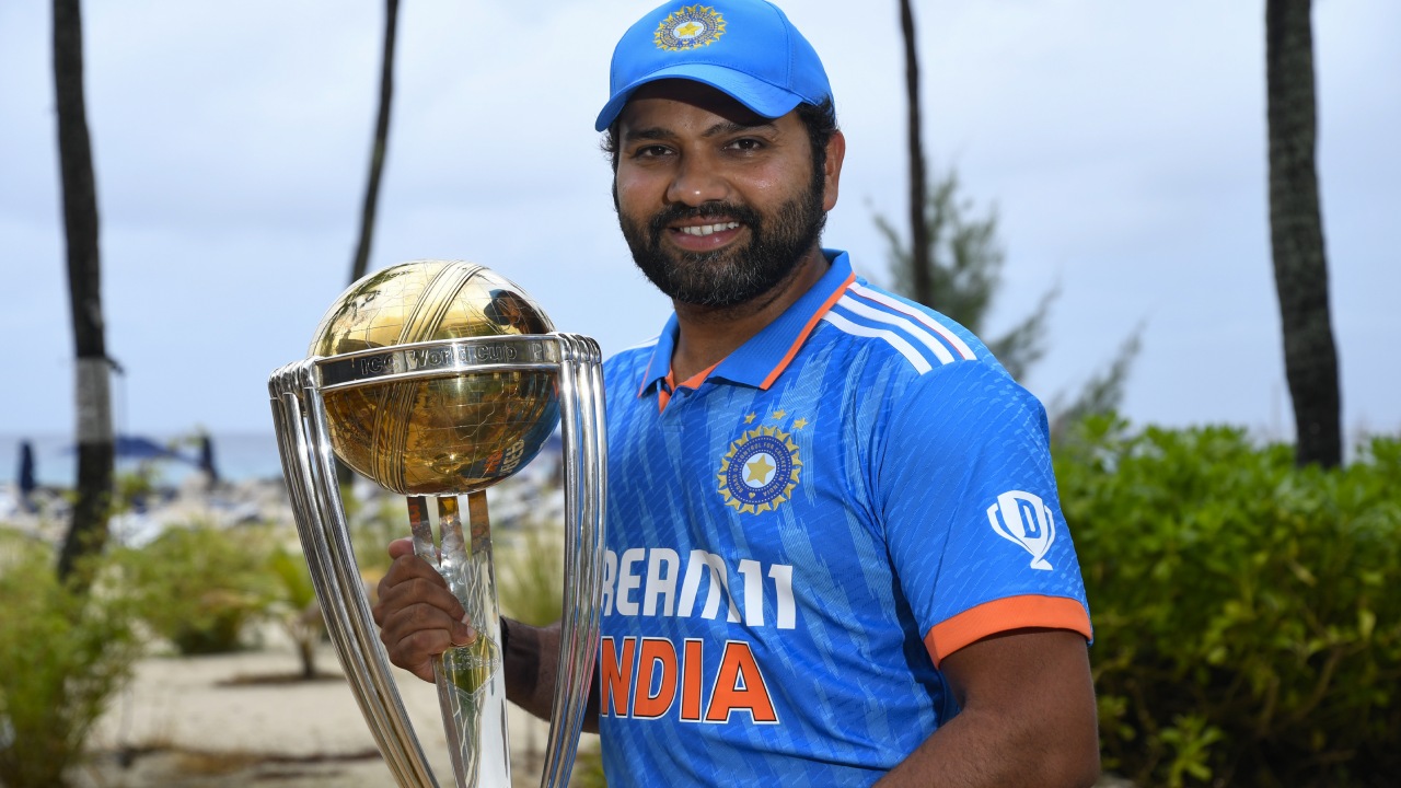 ODI World Cup 2023 : వరల్డ్ కప్ మనదేనా..? రోహిత్ శర్మను ప్రశ్నించిన ఫ్యాన్.. సమాధానం ఏంటో తెలుసా..? ODI World Cup 2023 : వరల్డ్ కప్ మనదేనా..? రోహిత్ శర్మను ప్రశ్నించిన ఫ్యాన్.. సమాధానం ఏంటో తెలుసా..?