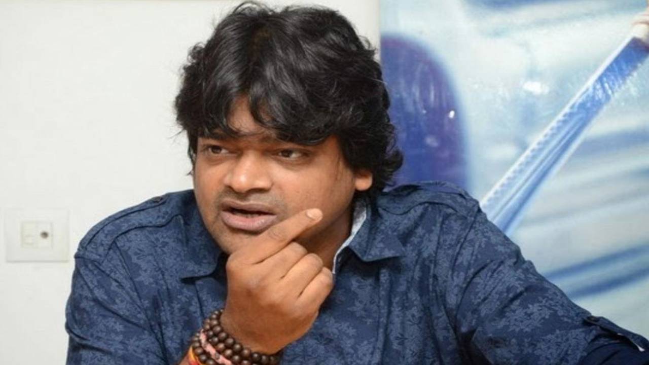 Harish Shankar : హిందూ ధర్మాన్ని విదేశీయులు గౌరవిస్తుంటే.. సొంత ప్రజలు విస్మరిస్తున్నారు.. మరోసారి హరీష్ శంకర్ సంచలన ట్వీట్ Harish Shankar : హిందూ ధర్మాన్ని విదేశీయులు గౌరవిస్తుంటే.. సొంత ప్రజలు విస్మరిస్తున్నారు.. మరోసారి హరీష్ శంకర్ సంచలన ట్వీట్