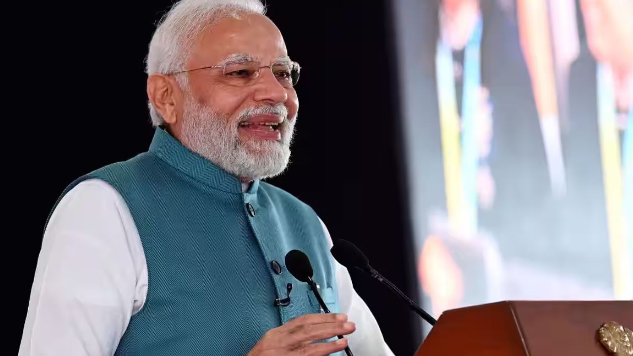 PM Modi : తెలంగాణలో మూడ్రోజులు ఎన్నికల ప్రచారంలో పాల్గోనున్న ప్రధాని మోదీ .. 27న హైదరాబాద్లో భారీ రోడ్ షో PM Modi : తెలంగాణలో మూడ్రోజులు ఎన్నికల ప్రచారంలో పాల్గోనున్న ప్రధాని మోదీ .. 27న హైదరాబాద్లో భారీ రోడ్ షో