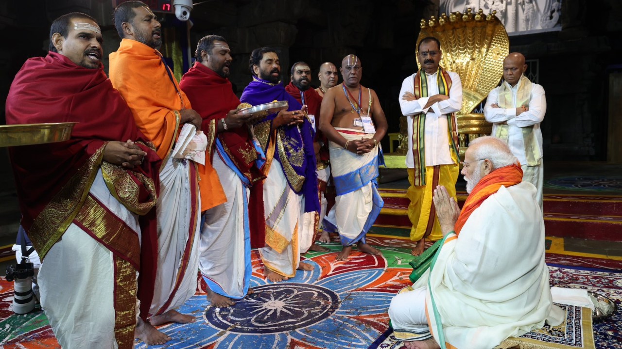 PM Modi : తిరుమల శ్రీవారిని దర్శించుకున్న ప్రధాని నరేంద్ర మోదీ.. ప్రధాని హోదాలో తిరుమలకు రావడం ఎన్నోసారో తెలుసా? PM Modi : తిరుమల శ్రీవారిని దర్శించుకున్న ప్రధాని నరేంద్ర మోదీ.. ప్రధాని హోదాలో తిరుమలకు రావడం ఎన్నోసారో తెలుసా?