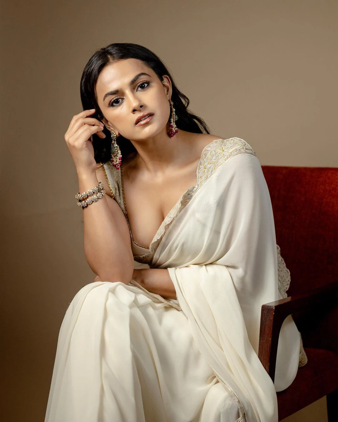 Saindhav actress Shraddha Srinath saree photos