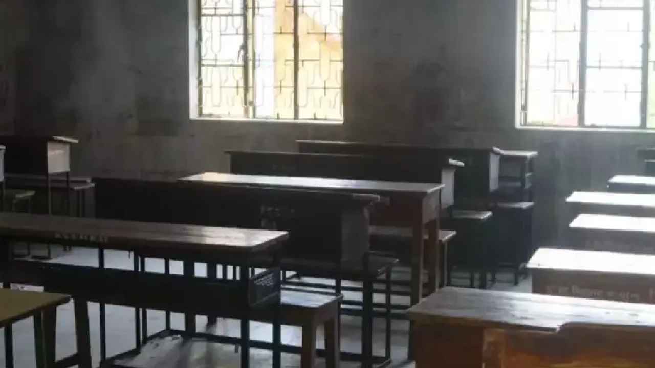 Molestation : దారుణం.. అమ్మాయిలను రూమ్లోకి పిలిచి స్కూల్ ప్రిన్సిపల్ వికృత చేష్టలు, బాధితుల్లో 142మంది ఆడపిల్లలు Molestation : దారుణం.. అమ్మాయిలను రూమ్లోకి పిలిచి స్కూల్ ప్రిన్సిపల్ వికృత చేష్టలు, బాధితుల్లో 142మంది ఆడపిల్లలు