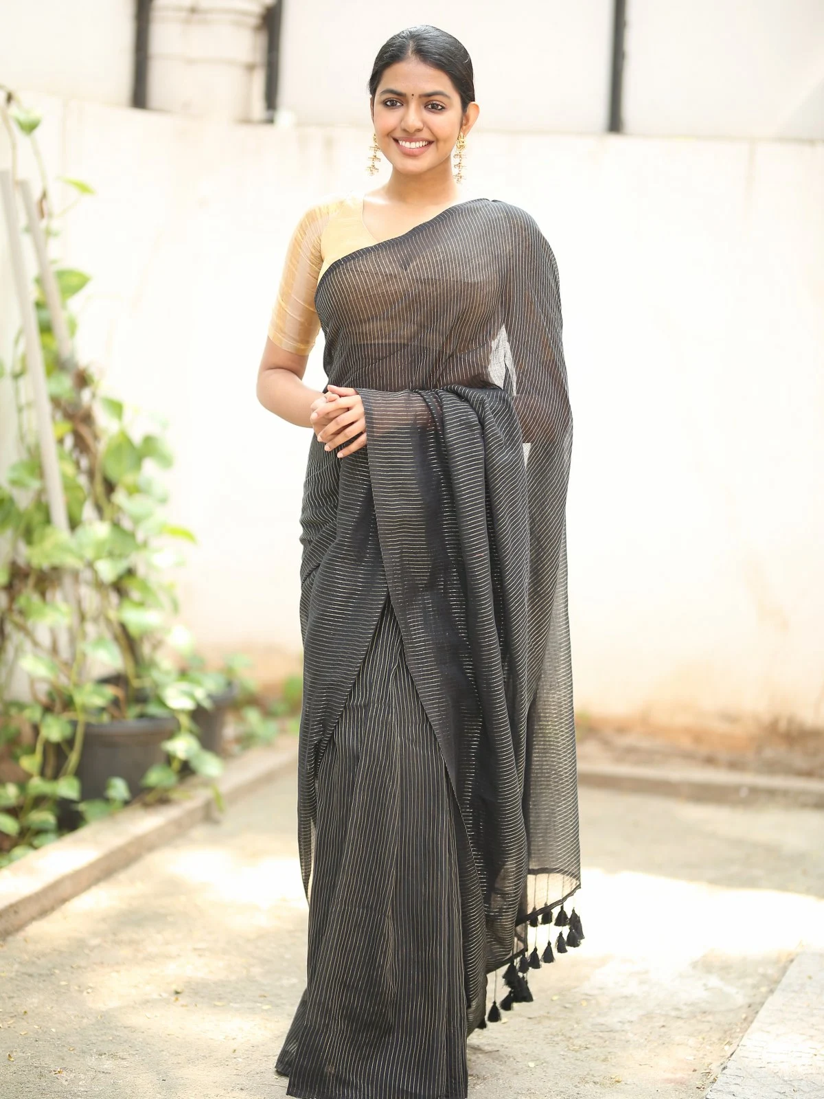 Shivani Rajashekar saree photos at Kota Bommali Ps promotions