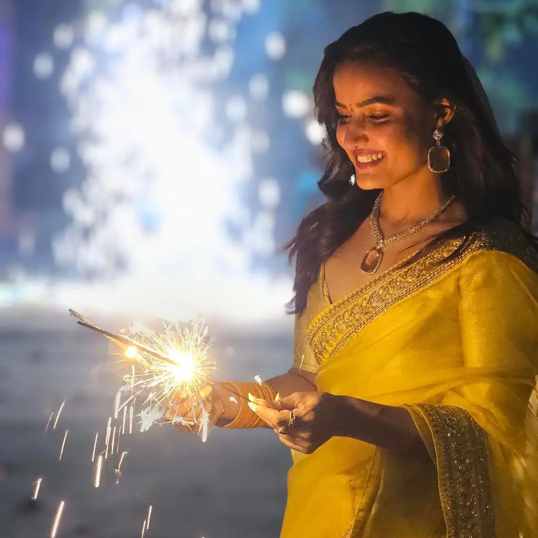 Siri Hanumanthu Diwali Celebrations with Family