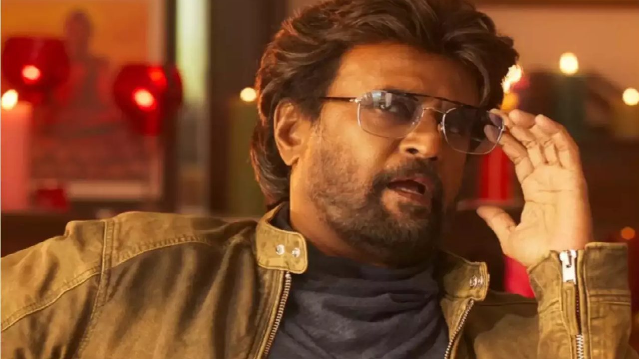 Rajinikanth : అభిమాని ఇంటికి వెళ్లిన రజినీకాంత్.. నిద్ర చెడగొట్టానా అంటూ.. Rajinikanth : అభిమాని ఇంటికి వెళ్లిన రజినీకాంత్.. నిద్ర చెడగొట్టానా అంటూ..